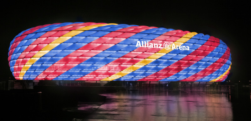 Licht für die Allianz-Arena QTB-Vorschaltgeräte in Europas modernstem Fußballstadion Als gigantisches, in unterschiedlichen Farben leuchtendes Schlauchboot präsentiert sich das derzeit wohl modernste Fußballstadion Europas. So erstrahlt die Münchner Allianz-Arena in Weiß bei Länderspielen sowie in den Vereinsfarben Rot bei Spielen des FC Bayern München und in Blau be denen des TSV 1860 München. Mit den beiden Eröffnungsspielen am 30. und 31. Mai 2005 hat das Stadion seinen Betrieb aufgenommen."