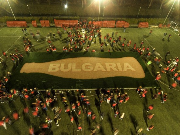 Най-голямата фигура от стъклени бутилки в света е в България