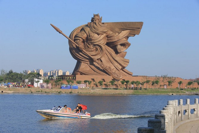 Статуята на Гуан Ю