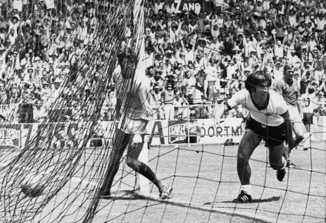 Sport, Football, 1970 World Cup Quarter Final, Leon, Mexico, 14th June, 1970, West Germany 3 v England 2 (after extra time), West Germany's Gerd Muller has scored the winning goal in extra time as England goalkeeper Peter Bonetti can only watch (Photo by Rolls Press/Popperfoto/Getty Images)