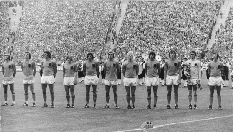 ADN-ZB-Mittelstädt-16.7.74-wen-München: X. Fußball-Weltmeisterschaft- Endspiel BRD gegen Niederlande 2:1 am 7.7.74- Die Mannschaft der Niederlande vor Spielbeginn. Von rechts: Johannes Gruyff, Jan Jongbloed, Adrianus Haan, Robert Rensenbrink, Wilhelmus Rijsbergen, Johannes Rep, Wilhelmus Suurbier, Wilhelmus Jansen, Wilhelmus van Hanegem, Ruud Krol und Johannes Nesskens.