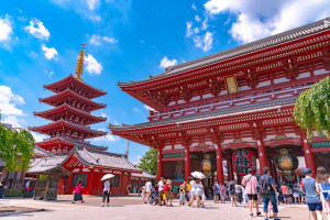 Senso-ji Temple, the oldest temple located in Tokyo, and Nakamise-dori connecting the Kaminarimon entrance to the main hall, are constantly crowded with sightseers on a yearly basis. Since the area has always had a large number of temples since the Edo Period, it has been called Teramachi, which translates to ‘City of Temples’.